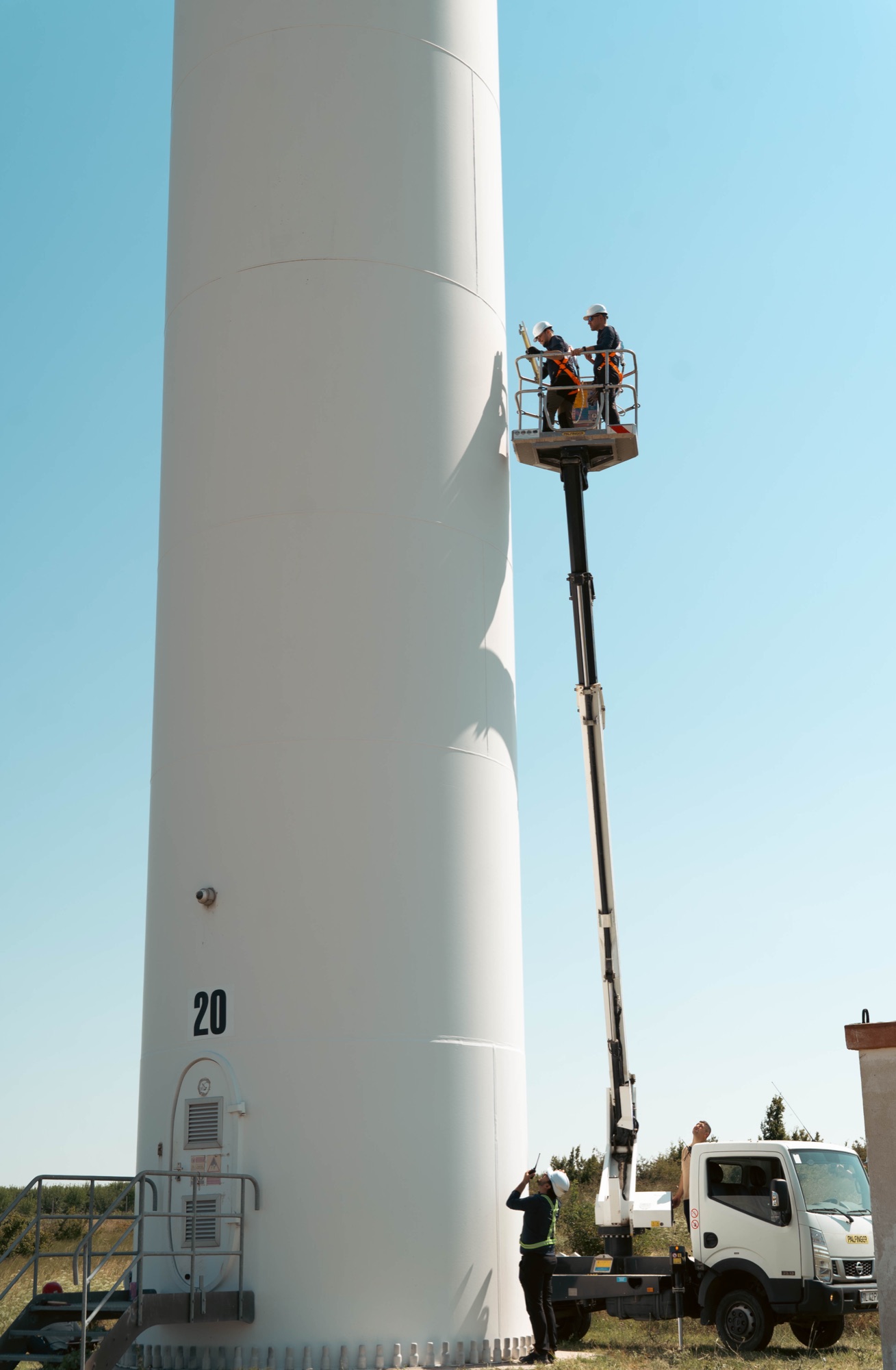 Instalarea unui modul TORI Defender pe turnul turbinei, cu platforma elevatoare