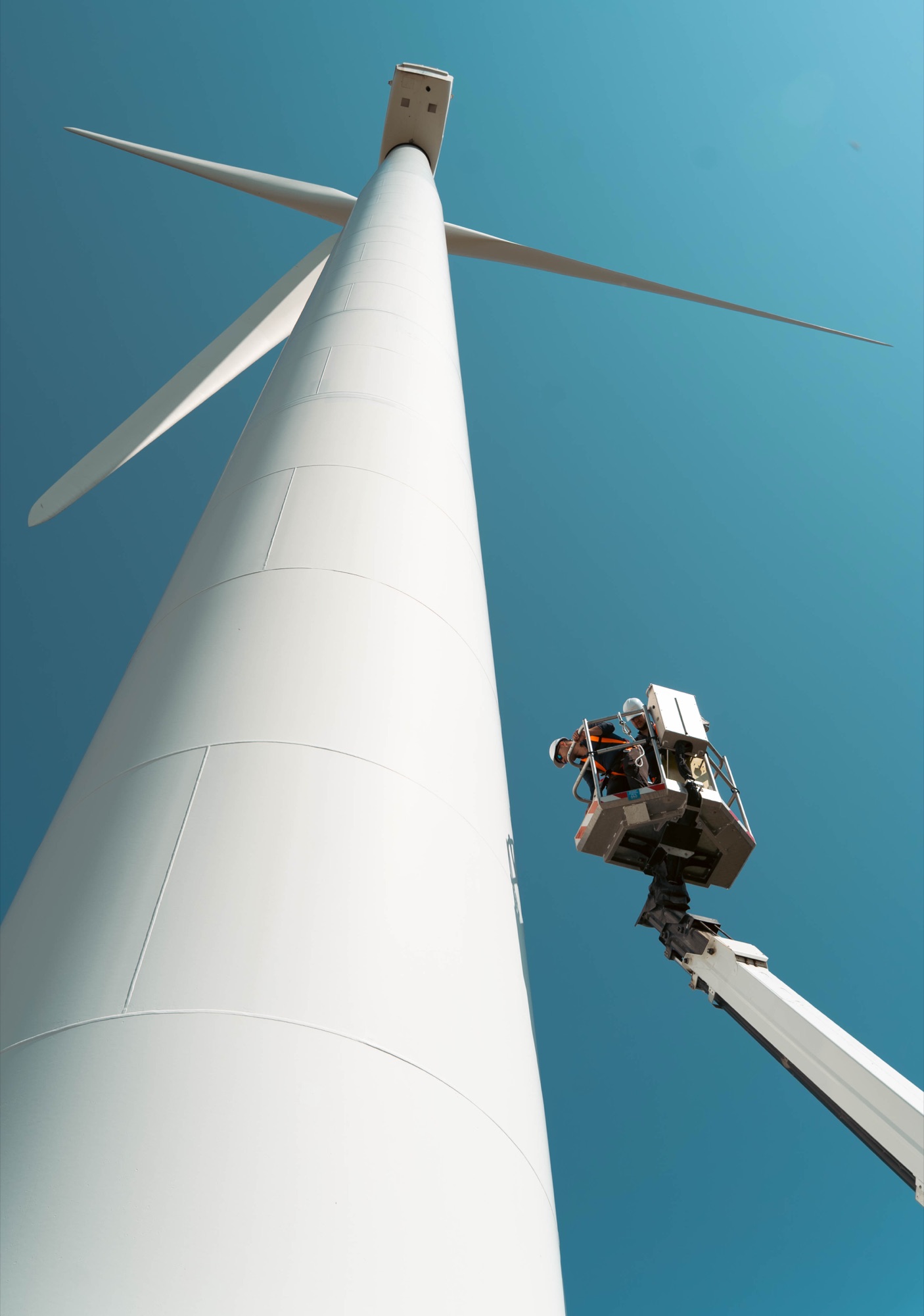 Vedere de jos a turbinei în timpul montajului, cu platforma elevatoare