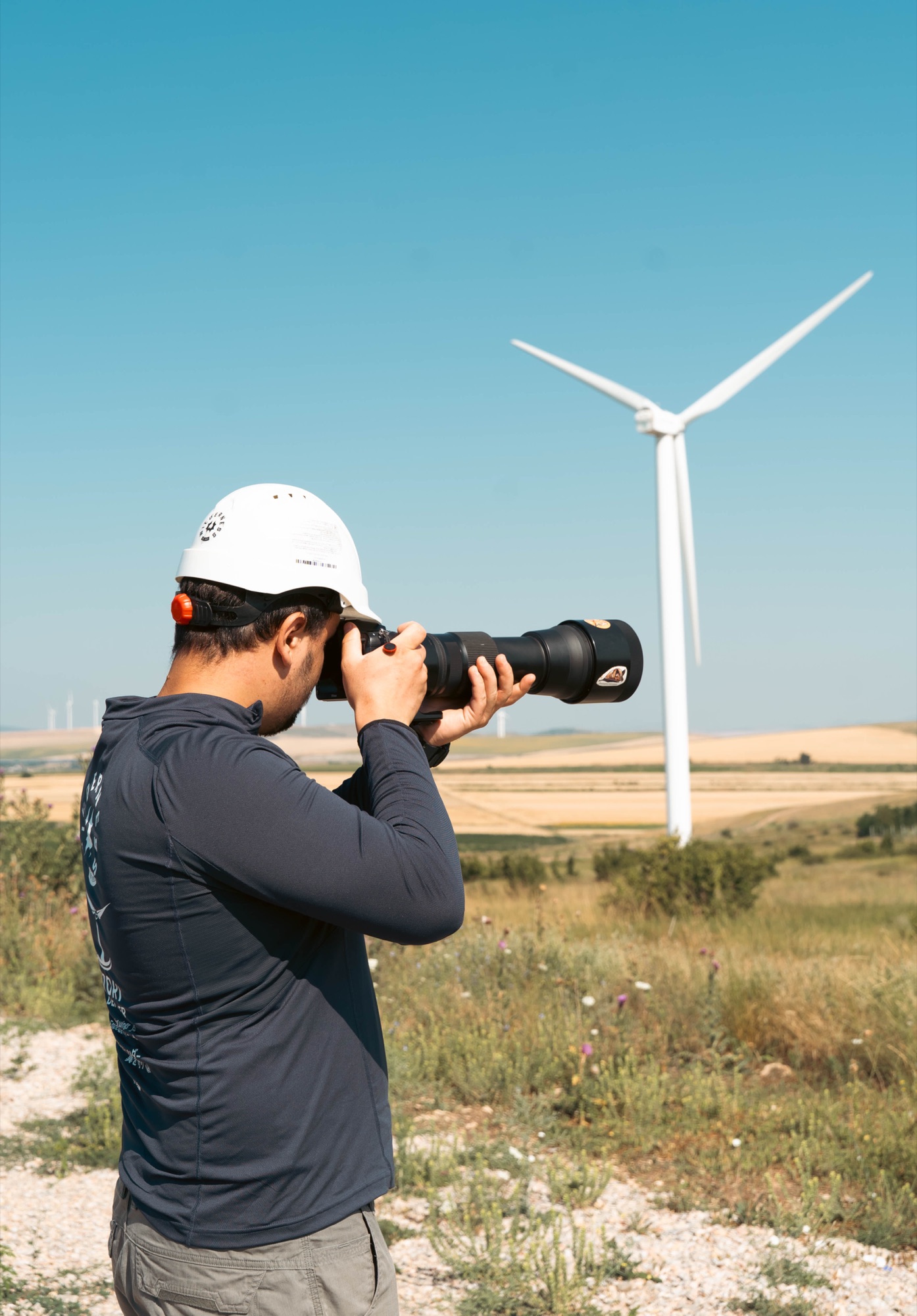 Membru al echipei WRC fotografiind turbina în timpul instalării