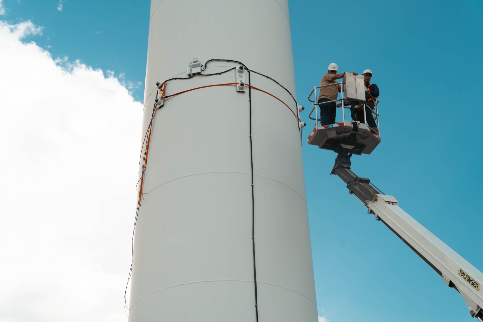 Montarea unui modul pe turnul turbinei, din platforma elevatoare