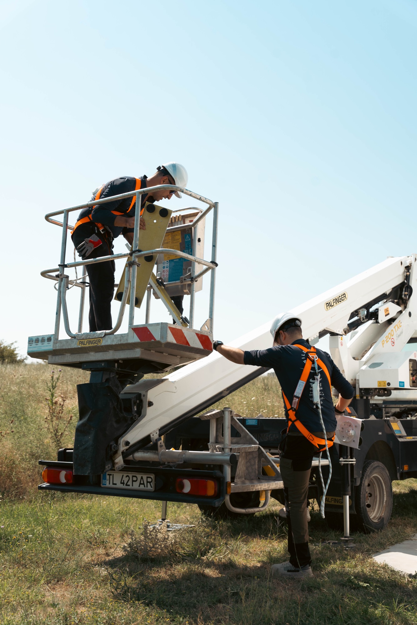 Montaj din platforma elevatoare, pe turnul turbinei