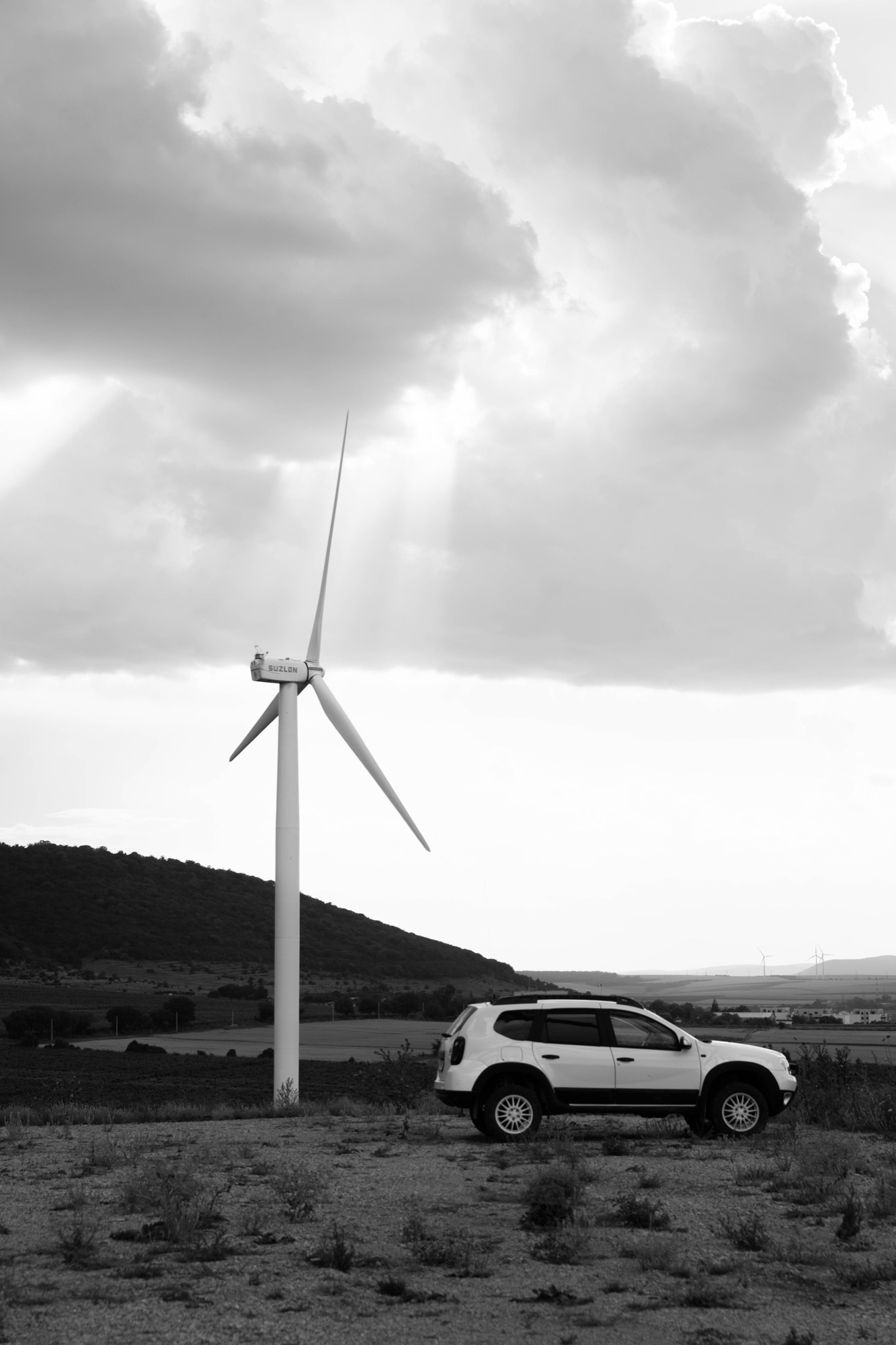 Turbina eoliană pe care este instalat prototipul, înainte de instalare